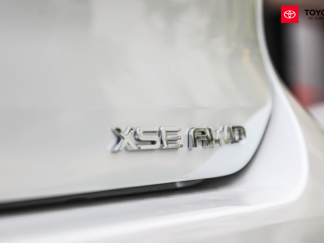 Toyota Highlander XSE AWD (White/Red)
