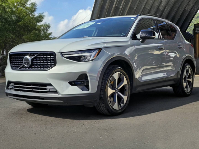 2024 Volvo XC40 Plus Dark Theme