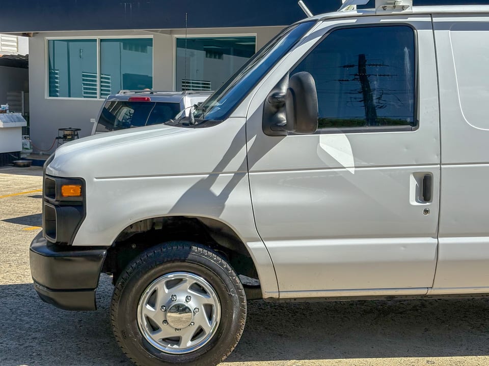 2014 Ford Econoline Cargo Van Commercial, foto 2