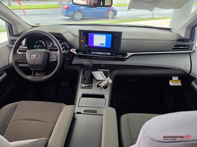 Toyota Sienna LE 2026