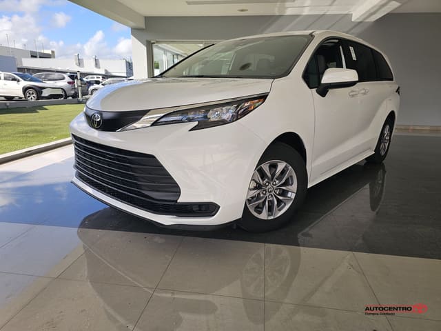 Toyota Sienna LE 2026
