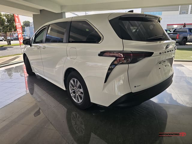 Toyota Sienna LE 2026