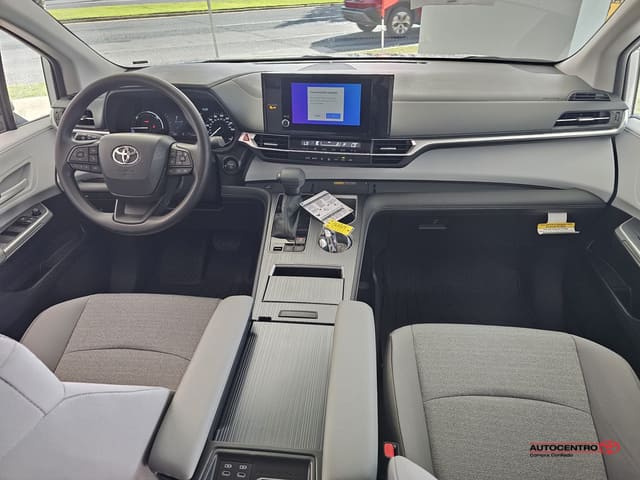 Toyota Sienna LE 2026