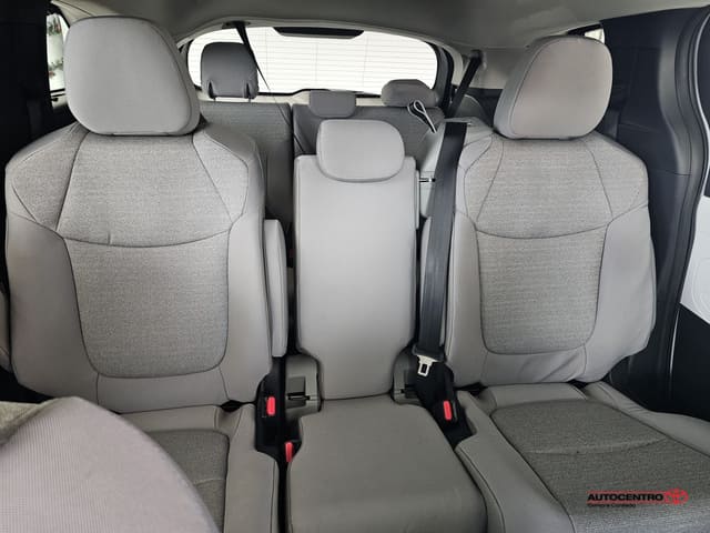 Toyota Sienna LE 2026