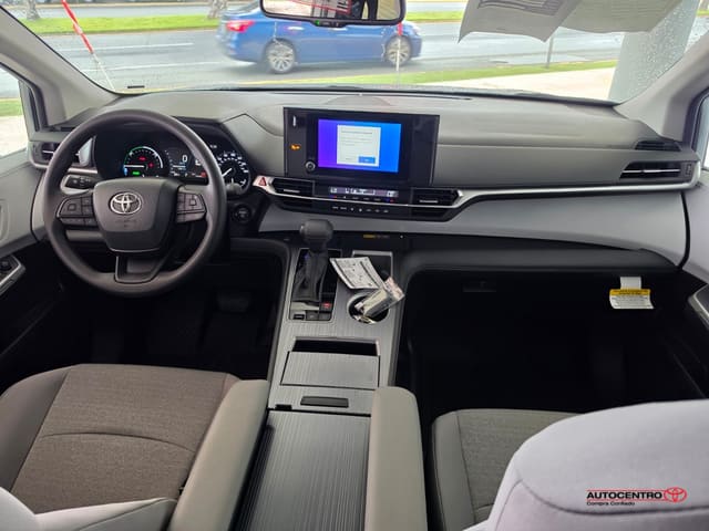Toyota Sienna LE 2026
