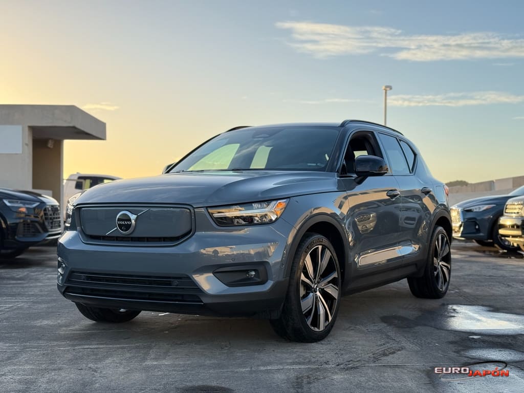 2022 Volvo XC40 Plus's photo