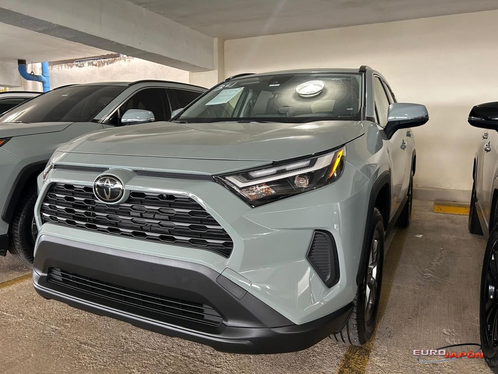 2025 Toyota RAV4 XLE FWD's photo