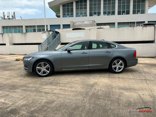 2017 Volvo S90 Momentum