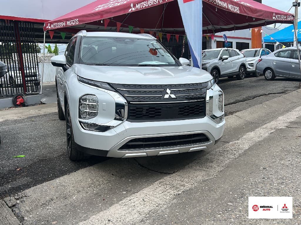 2025 Mitsubishi Outlander Plug-in Hybrid SE's photo