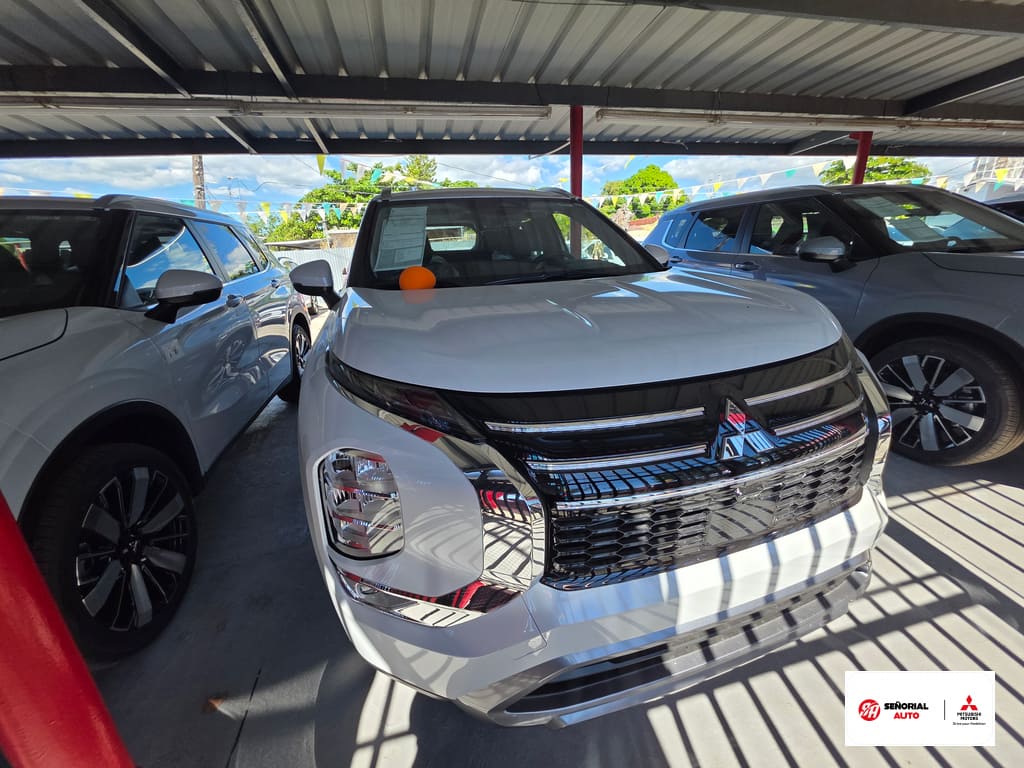 2026 Mitsubishi Outlander SE's photo