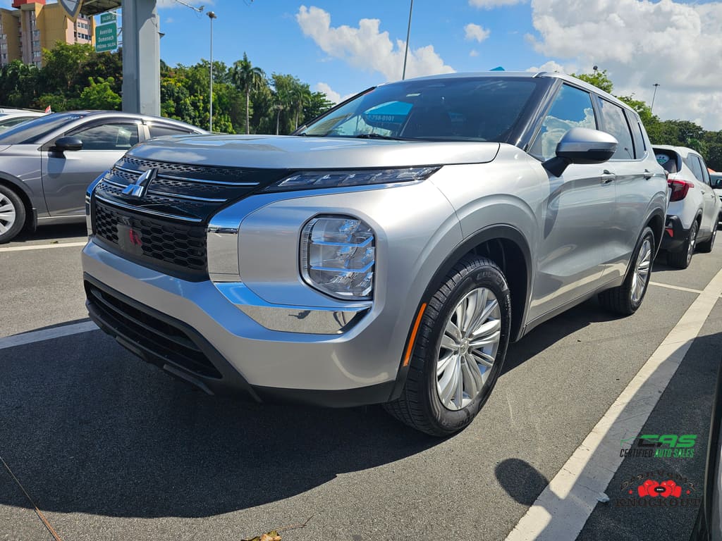 2024 Mitsubishi Outlander ES 2WD's photo