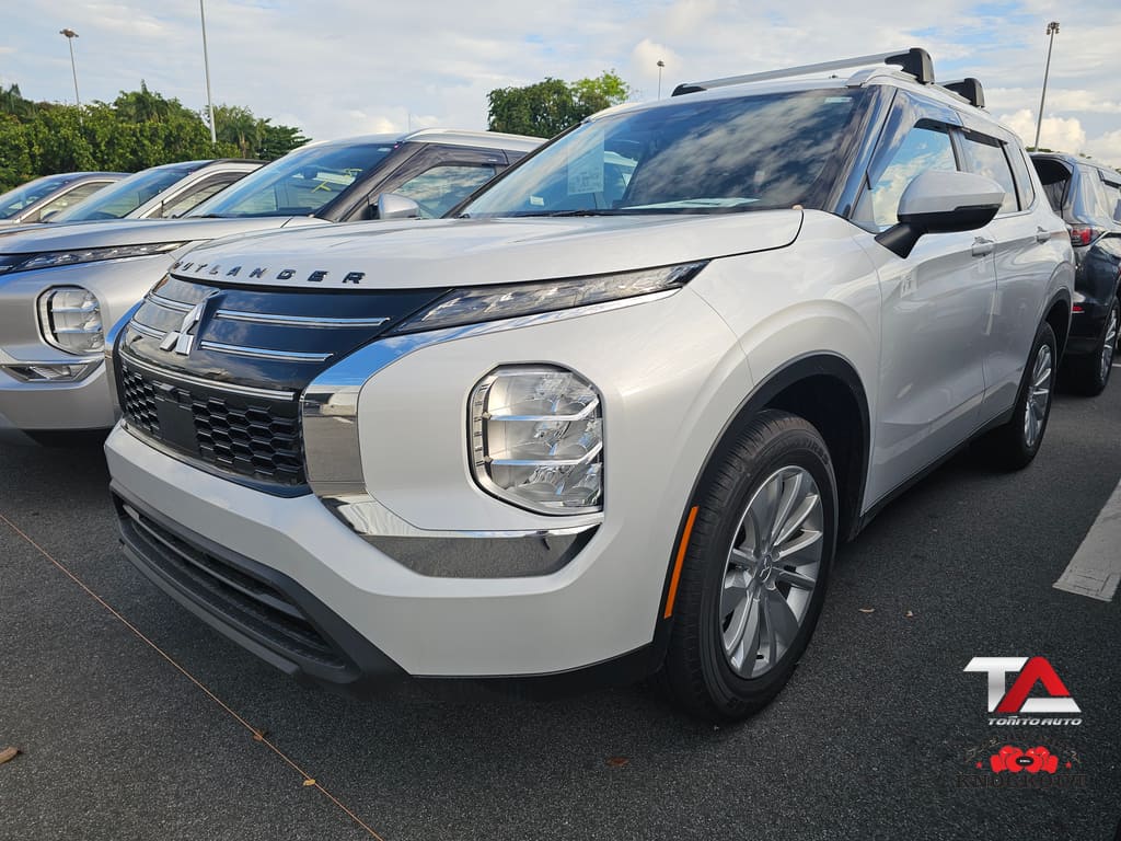2025 Mitsubishi Outlander ES 2WD's photo