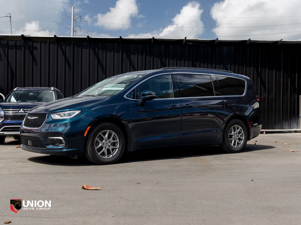 2022 Chrysler Pacifica Touring's photo