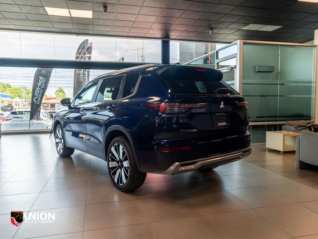 2025 Mitsubishi Outlander ES