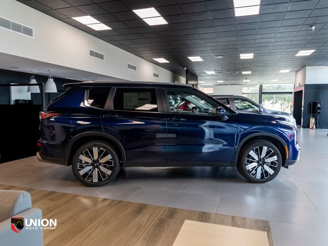 2025 Mitsubishi Outlander ES