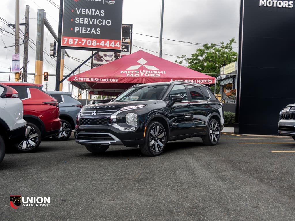 2025 Mitsubishi Outlander ES 2WD's photo