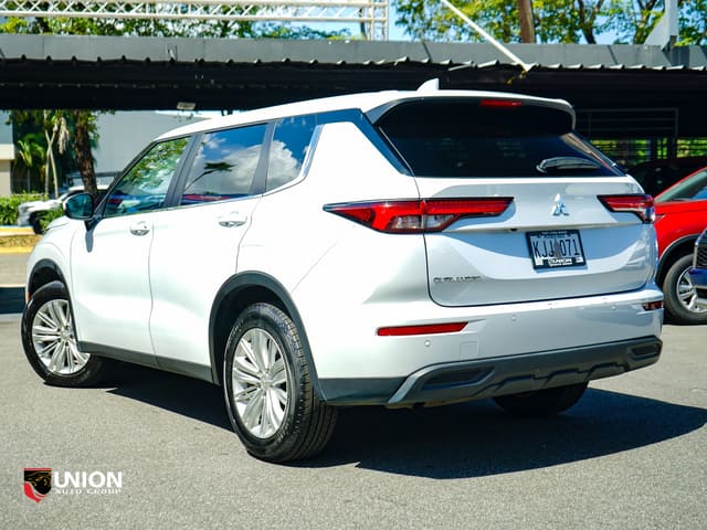 2026 Mitsubishi Outlander ES