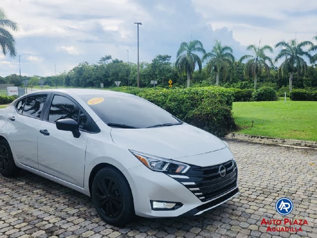 Nissan Versa 2023 solo 17480 millas