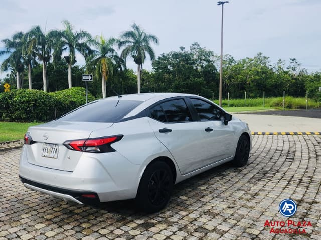 Nissan Versa 2023 solo 17480 millas