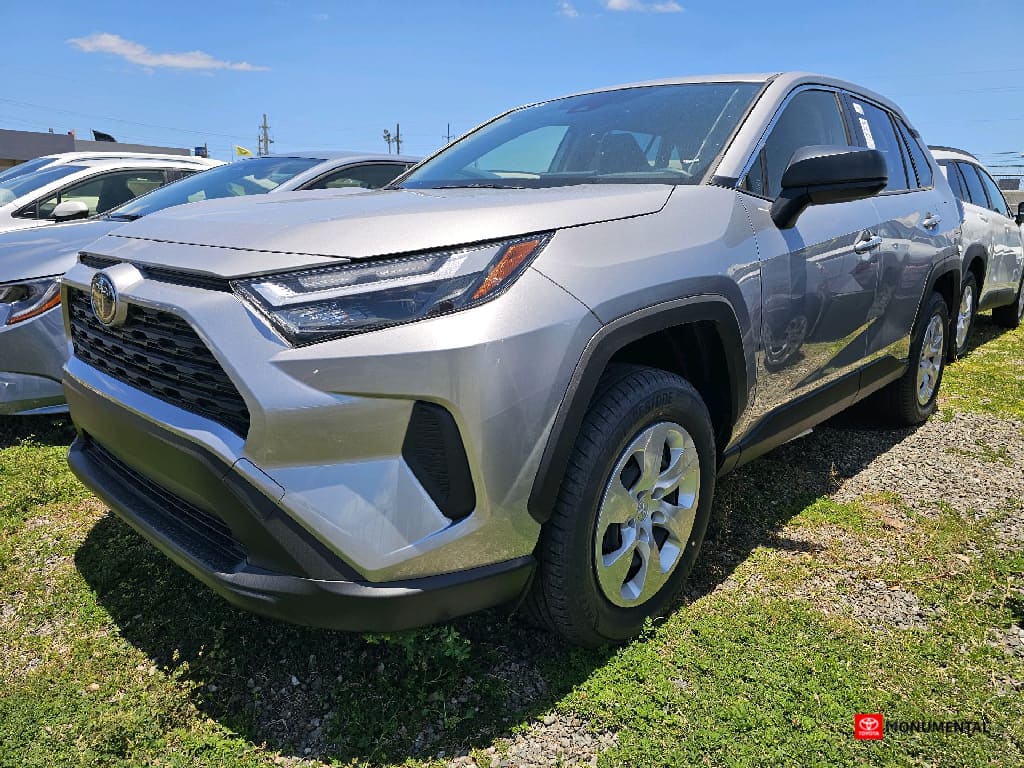 2025 Toyota RAV4 LE's photo