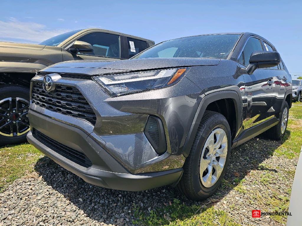 2025 Toyota RAV4 LE's photo
