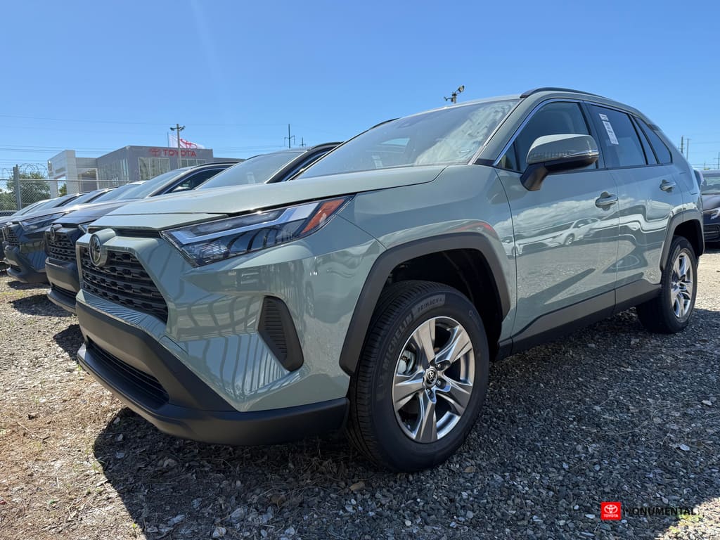 2025 Toyota RAV4 XLE's photo