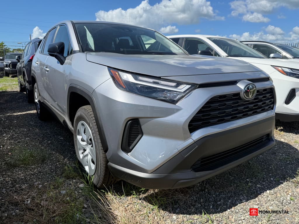 2025 Toyota RAV4 LE's photo