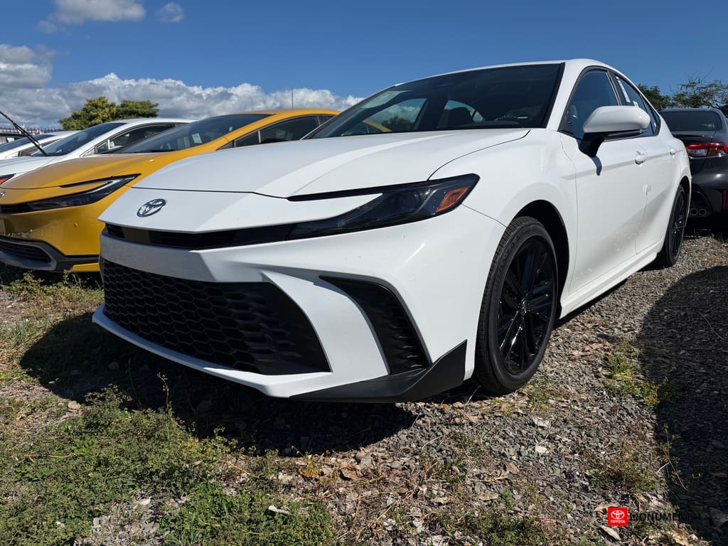 2026 Toyota Camry SE Hybrid's photo