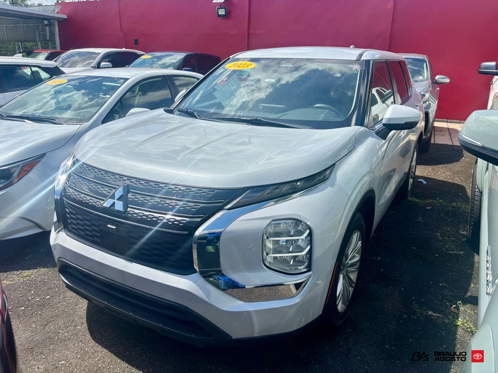2023 Mitsubishi Outlander ES 2WD's photo