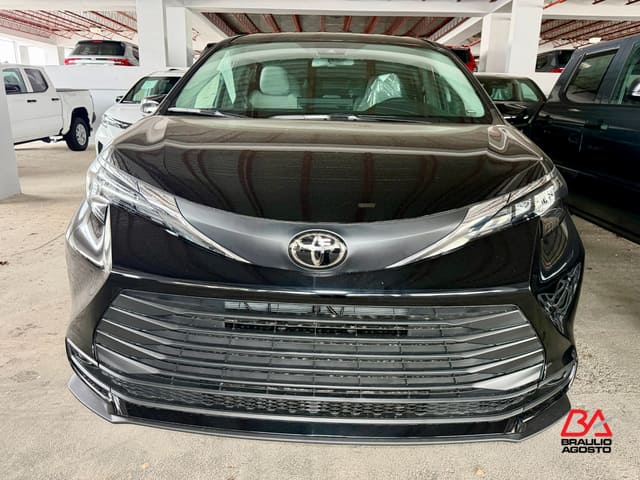 Toyota Sienna LE 2026
