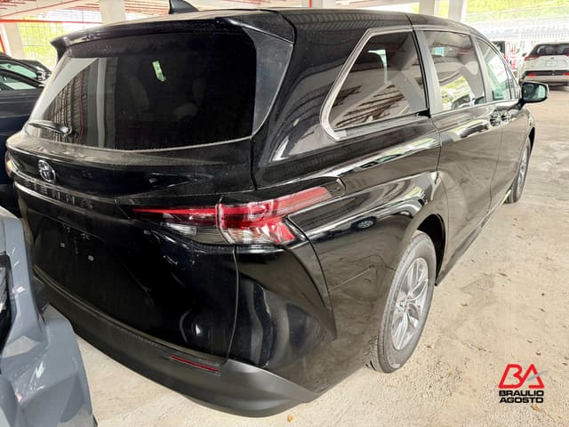Toyota Sienna LE 2026
