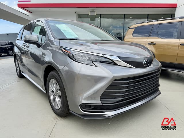 Toyota Sienna LE 2026