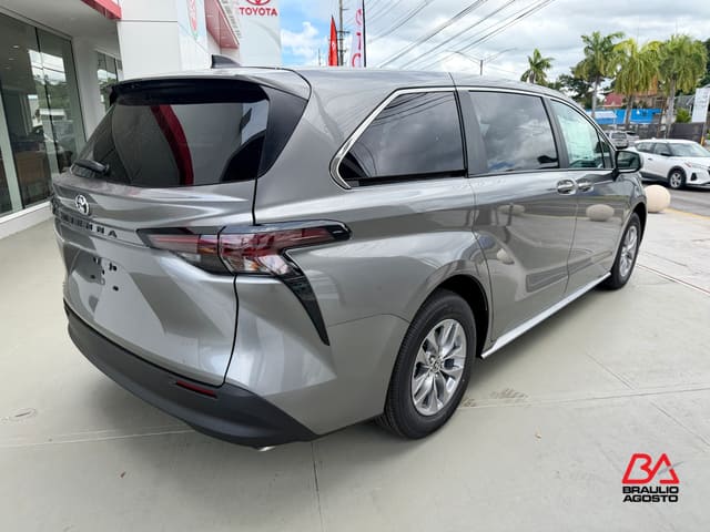 Toyota Sienna LE 2026