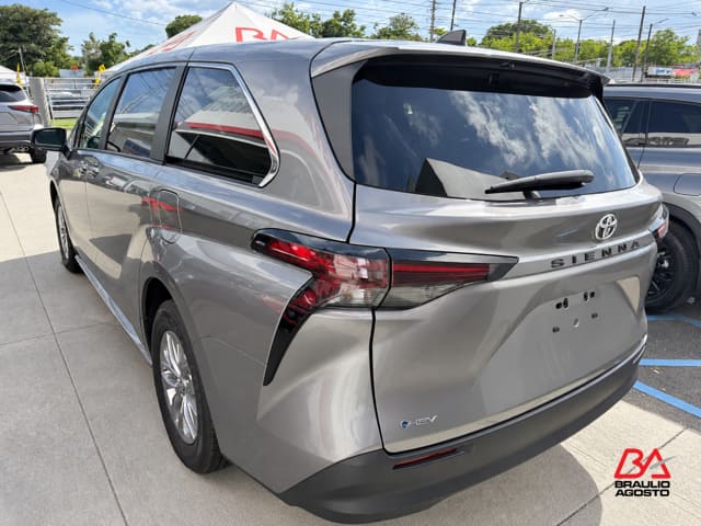 Toyota Sienna LE 2026