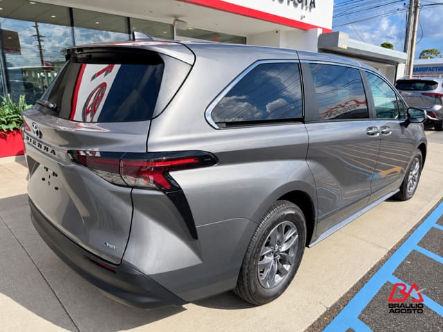 Toyota Sienna LE 2026