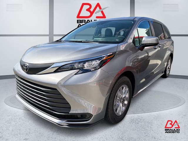 Toyota Sienna LE 2026