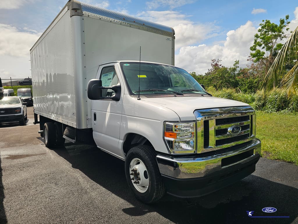 2025 Ford E-Series DRW E-450 Super Duty 158 in WB's photo