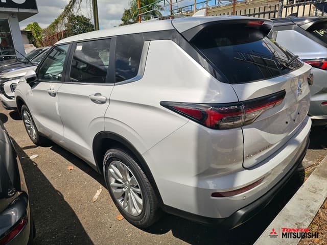 2026 Mitsubishi Outlander ES