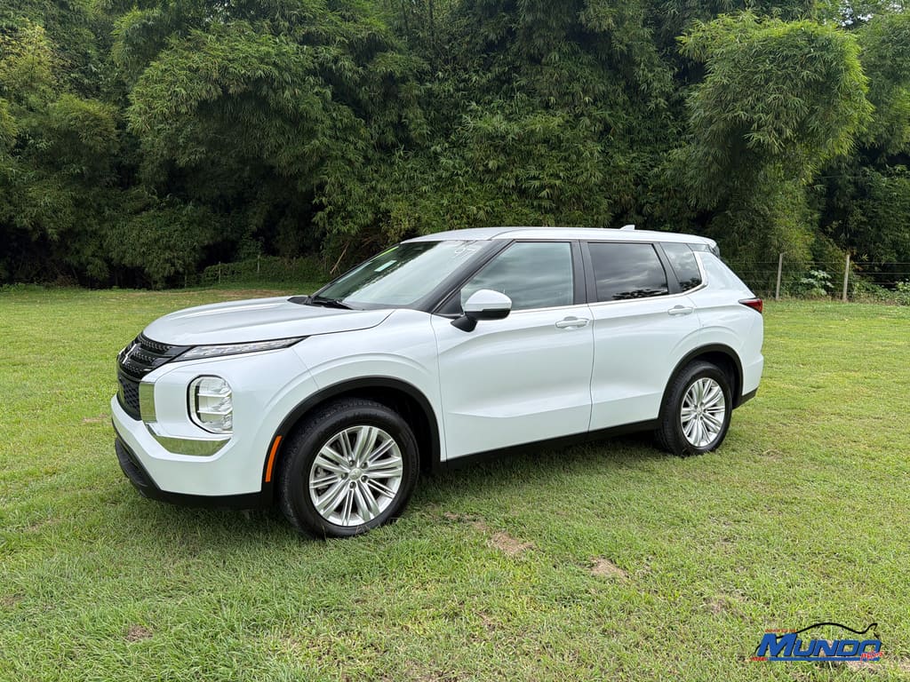 2024 Mitsubishi Outlander ES's photo