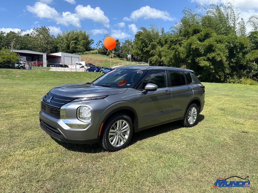 2023 Mitsubishi Outlander ES's photo