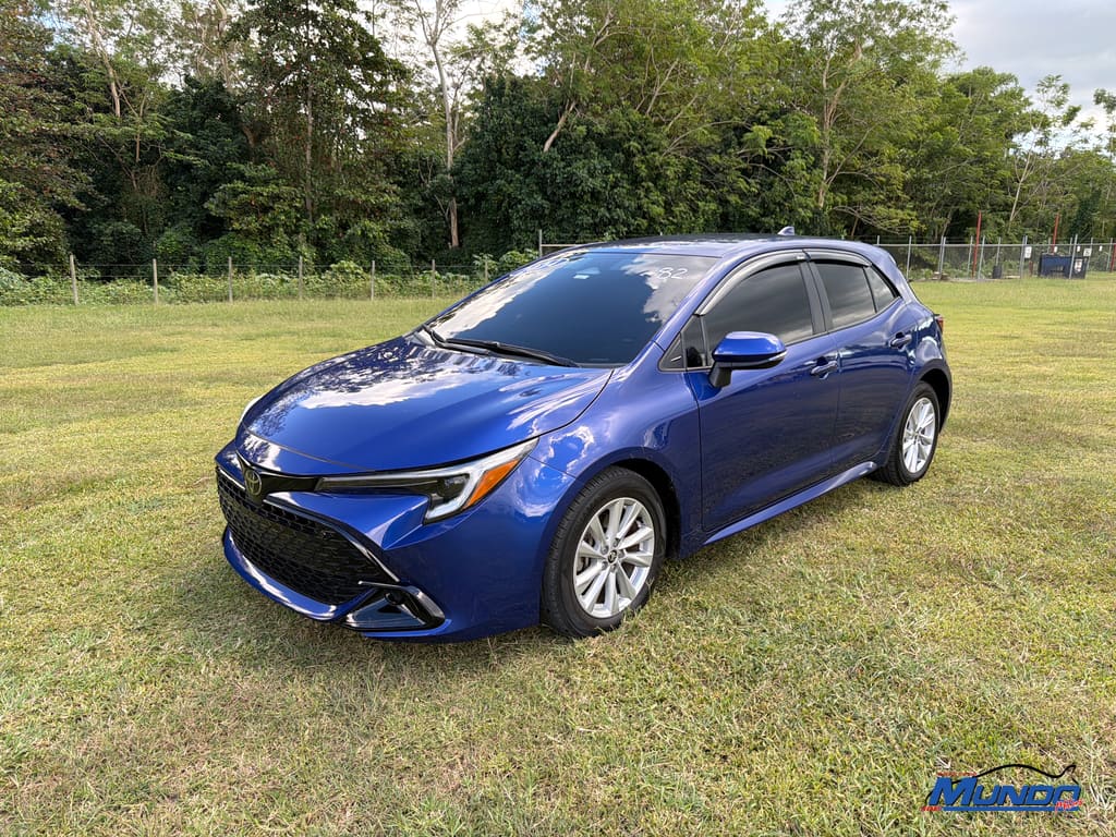 2024 Toyota Corolla Hatchback SE's photo