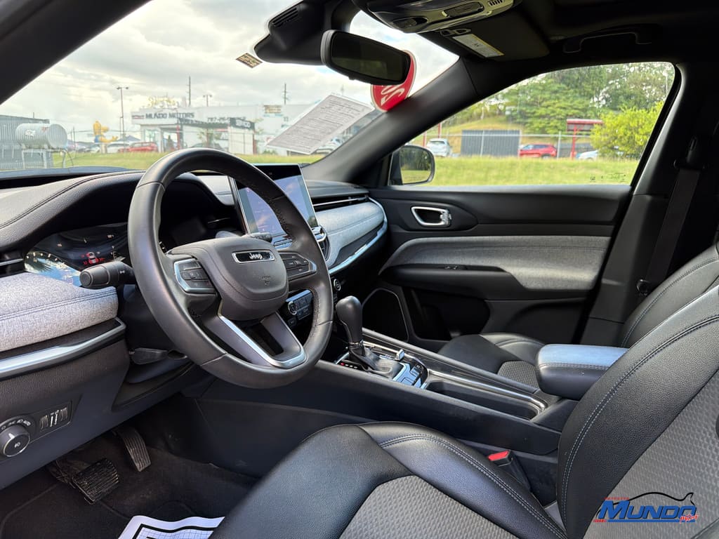 2023 Jeep Compass Latitude's photo