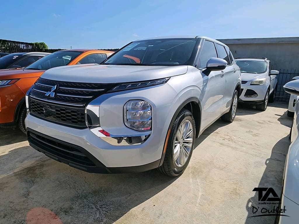 2022 Mitsubishi Outlander ES FWD's photo
