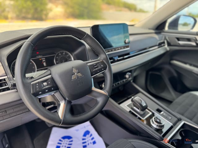 2023 Mitsubishi Outlander SE