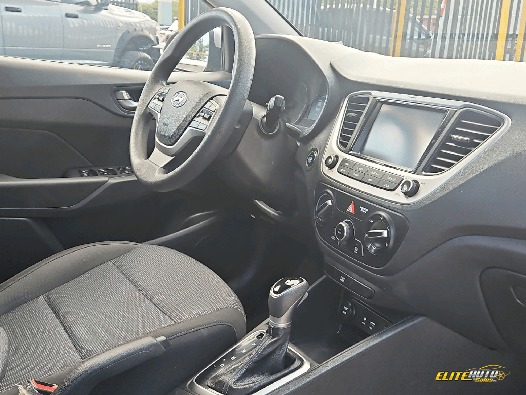 2022 Hyundai Accent - Photo 5