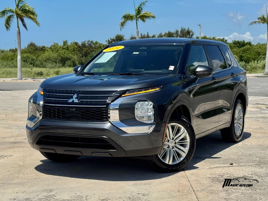 2024 Mitsubishi Outlander ES's photo