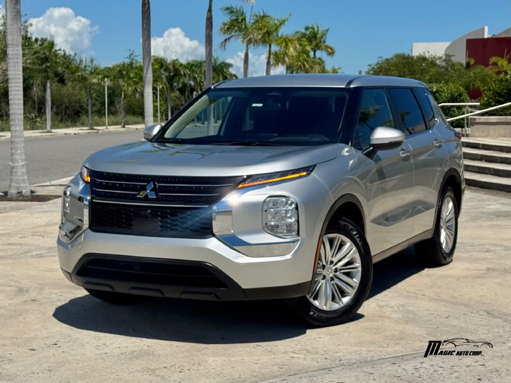 2024 Mitsubishi Outlander ES's photo