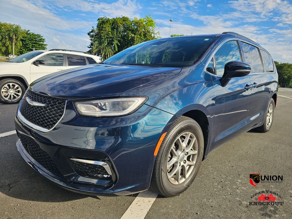 2022 Chrysler Pacifica Touring's photo