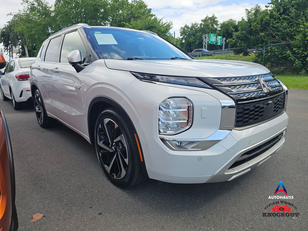 2023 Mitsubishi Outlander Plug-in Hybrid's photo