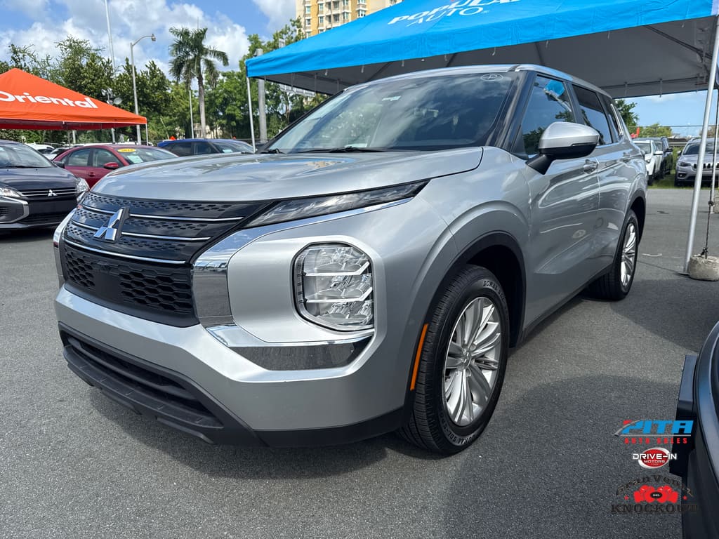 2024 Mitsubishi Outlander ES 2WD's photo